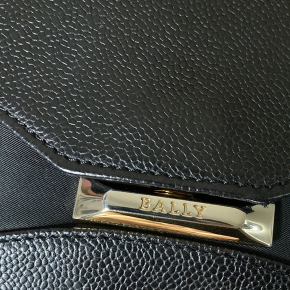 ❤️ Bally Push Lock Clutch With Chain ❤️ - Picture 5 of 17